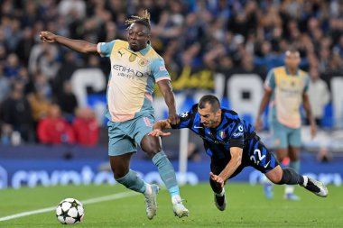 Manchester City 'den Jrmy Doku, UEFA Şampiyonlar Ligi sahne maçı sırasında Inter Milan' dan Henrikh Mkhitaryan 'ı 18 Eylül 2024' te Etihad Stadyumu, Manchester 'da Inter Milan' a karşı durdurdu.