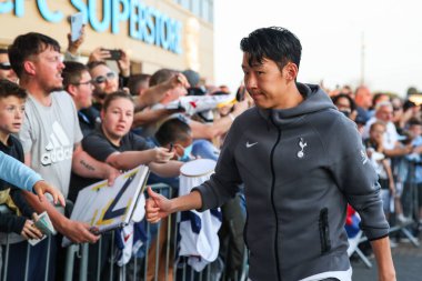 Tottenham Hotspur 'dan Son Heung-Min, 18 Eylül 2024' te Coventry City ile Tottenham Hotspur arasındaki Carabao Kupası karşılaşması öncesinde Coventry Building Society Arena, Coventry, İngiltere 'ye geldi.
