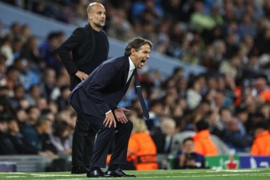 Inter Milan 'ın teknik direktörü Simone Inzaghi takımına UEFA Şampiyonlar Ligi sahne maçı sırasında Manchester City ile Inter Milan' ın Etihad Stadyumu, Manchester, İngiltere, 18 Eylül 2024 'te karşı karşıya geldikleri maçta talimat verdi.