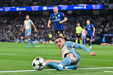 Manchester City 'den Phil Foden, 18 Eylül 2024 tarihinde Etihad Stadyumu' nda oynanan UEFA Şampiyonlar Ligi sahne maçı sırasında topu oyunda tutma girişiminde bulundu.