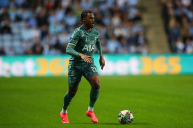 Tottenham Hotspur 'dan Wilson Odobert, 18 Eylül 2024' te Coventry City 'nin Coventry Building Society Arena, Coventry, İngiltere' de Tottenham Hotspur 'a karşı oynadığı Carabao Kupası maçında topa vuruyor.