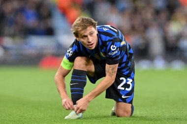 Inter Milan 'dan Nicol Barella, 18 Eylül 2024 tarihinde Etihad Stadyumu' nda oynanan Manchester City-Inter Milan maçında bağcıklarını bağlıyor.