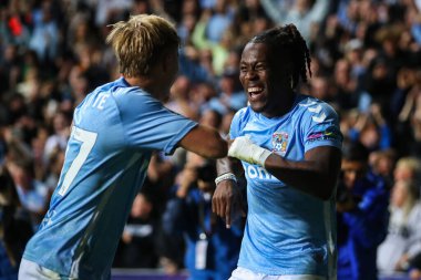 Coventry City 'den Brandon Thomas-Asante, 18 Eylül 2024' te Coventry Building Society Arena, Coventry, İngiltere 'de oynanan Coventry City-Tottenham Hotspur maçında 1-0 kazanma hedefini kutluyor.