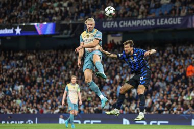 Manchester City 'den Erling Haaland, UEFA Şampiyonlar Ligi sahne maçı sırasında Inter Milan' dan Yann Sommer 'ın attığı golle Manchester City, Manchester, İngiltere' deki Etihad Stadyumu 'nda Inter Milan' a karşı 18 Eylül 2024