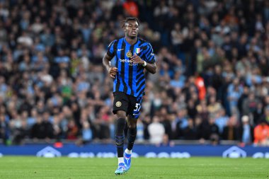 UEFA Şampiyonlar Ligi sahne maçı sırasında Inter Milan 'dan Yann Aurel Bisseck 18 Eylül 2024' te Etihad Stadyumu 'nda Manchester City ile Inter Milan maçında
