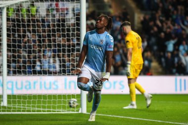 Coventry City 'den Brandon Thomas-Asante, 18 Eylül 2024' te Coventry Building Society Arena, Coventry, İngiltere 'de oynanan Coventry City-Tottenham Hotspur maçında 1-0 kazanma hedefini kutluyor.