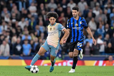 Manchester City 'den Rico Lewis, 18 Eylül 2024' te Etihad Stadyumu 'nda Manchester City ile Inter Milan arasındaki UEFA Şampiyonlar Ligi sahne maçı sırasında topla forvet atıyor.