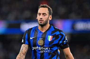 UEFA Şampiyonlar Ligi sahne maçı sırasında Inter Milan 'dan Hakan Alhanolu 18 Eylül 2024 tarihinde Etihad Stadyumu' nda Manchester City ve Inter Milan maçında