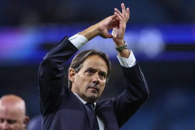 Inter Milan 'ın Simone Inzaghi teknik direktörü, 18 Eylül 2024 tarihinde Etihad Stadyumu' nda oynanan UEFA Şampiyonlar Ligi sahne maçı sonrasında taraftarları alkışlıyor.