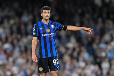 Inter Milan 'dan Mehdi Taremi, 18 Eylül 2024 tarihinde Etihad Stadyumu' nda Manchester City ile Inter Milan arasındaki UEFA Şampiyonlar Ligi sahne maçı sırasında antrenörlük yapıyor.