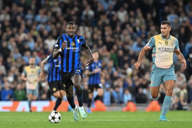 Inter Milan 'dan Marcus Thuram, 18 Eylül 2024 tarihinde Etihad Stadyumu' nda Manchester City ile Inter Milan arasında oynanan UEFA Şampiyonlar Ligi sahne maçında topu ileri atıyor.