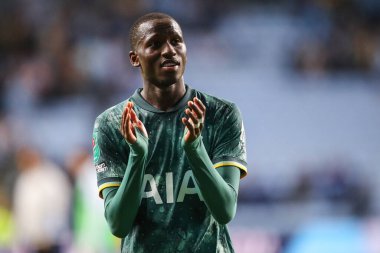 Tottenham Hotspur 'dan Pape Matar Sarr, Coventry Building Society Arena, Coventry, İngiltere' de 18 Eylül 2024 tarihinde oynanan Coventry City-Tottenham Hotspur maçından sonra gezgin taraftarları alkışlıyor.