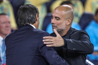Inter Milan 'ın teknik direktörü Simone Inzaghi, Manchester City - Etihad Stadyumu, Manchester, İngiltere' de oynanan Manchester City - Inter Milan maçından önce Manchester City takımının teknik direktörünü kucaklıyor.