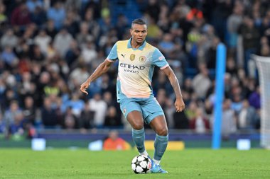 Manchester City 'den Manuel Akanji 18 Eylül 2024' te Etihad Stadyumu 'nda Manchester City ile Inter Milan arasındaki UEFA Şampiyonlar Ligi sahne maçı sırasında hareket halindeydi.