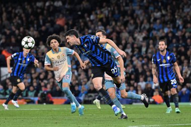 Inter Milan 'dan Alessandro Bastoni, 18 Eylül 2024 tarihinde Etihad Stadyumu' nda oynanan UEFA Şampiyonlar Ligi sahne maçında topu açık farkla önde götürüyor.