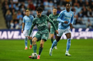 Tottenham Hotspur 'dan Archie Gray, Coventry City' nin Coventry Building Society Arena, Coventry, İngiltere 'de Tottenham Hotspur' a karşı oynadığı 18 Eylül 2024 Carabao Kupası maçında pas attı.