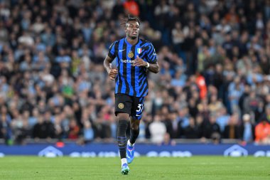 UEFA Şampiyonlar Ligi sahne maçı sırasında Inter Milan 'dan Yann Aurel Bisseck 18 Eylül 2024' te Etihad Stadyumu 'nda Manchester City ile Inter Milan maçında
