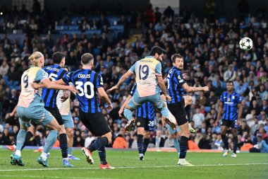Manchester City 'den lkay Gndoan 18 Eylül 2024' te Etihad Stadyumu 'nda Manchester City ile Inter Milan arasındaki UEFA Şampiyonlar Ligi sahne maçında kaleye doğru ilerliyor.