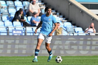 Manchester City 'den Jahmai Simpson-Pusey UEFA Şampiyonlar Ligi sahne maçı sırasında Etihad Stadyumu' nda Manchester City 'ye karşı Inter Milan, 18 Eylül 2024