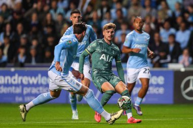 Coventry City 'den Luis Binks, Coventry Building Society Arena, Coventry, İngiltere' de 18 Eylül 2024 'te oynanan Carabao Kupası maçında Tottenham City ile Tottenham Hotspur maçında Tottenham Werner' i yere serdi.