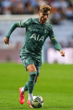 Tottenham Hotspur 'dan Timo Werner, Coventry Building Society Arena, Coventry, İngiltere' de 18 Eylül 2024 tarihinde oynanan Coventry City ve Tottenham Hotspur arasındaki Carabao Kupası karşılaşmasında topu ileri taşıyor.