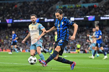 Inter Milan 'dan Matteo Darmian, 18 Eylül 2024 tarihinde Etihad Stadyumu' nda Manchester City ile Inter Milan arasındaki UEFA Şampiyonlar Ligi sahne maçında topu temizliyor.