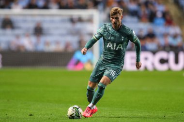 Tottenham Hotspur 'dan Timo Werner, Coventry Building Society Arena, Coventry, İngiltere' de 18 Eylül 2024 tarihinde oynanan Coventry City ve Tottenham Hotspur arasındaki Carabao Kupası karşılaşmasında topu ileri taşıyor.