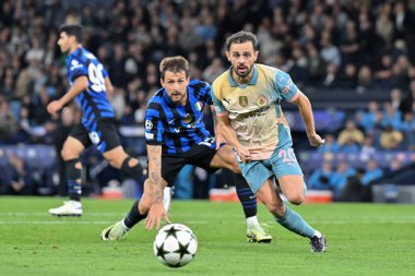 Manchester City 'den Bernardo Silva, 18 Eylül 2024' te Etihad Stadyumu 'nda Manchester City ile Inter Milan arasındaki UEFA Şampiyonlar Ligi sahne maçı sırasında topu takip ediyor.