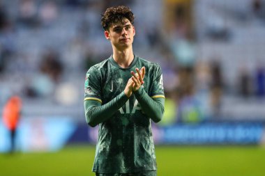 Tottenham Hotspur 'dan Archie Gray, 18 Eylül 2024' te Coventry City 'nin Coventry Building Society Arena, Coventry, İngiltere' de Tottenham Hotspur 'a karşı oynadığı Carabao Kupası karşılaşması sonrasında gezgin taraftarları alkışlıyor.
