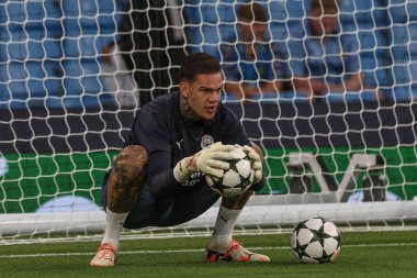 Manchester City 'den Ederson 18 Eylül 2024' te Etihad Stadyumu 'nda oynanan Manchester City-Inter Milan maçında ısınmak için sahaya çıkıyor.