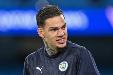 Manchester City 'den Ederson, 18 Eylül 2024' te Etihad Stadyumu 'nda Manchester City ile Inter Milan arasındaki UEFA Şampiyonlar Ligi sahne maçı öncesinde ısınıyor.