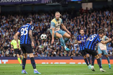 Manchester City 'den Erling Haaland, 18 Eylül 2024' te Etihad Stadyumu 'nda Manchester City ile Inter Milan arasındaki UEFA Şampiyonlar Ligi sahne maçı sırasında bölgenin sınırındaki topla bağlantı kurmayı başaramadı.