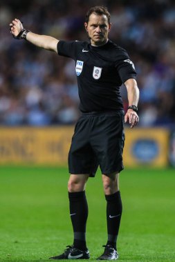 Hakem Darren England Carabao Kupası maçında Coventry City, Tottenham Hotspur 'a karşı Coventry Building Society Arena, Coventry, İngiltere, 18 Eylül 2024