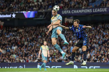 Manchester City 'den Erling Haaland, UEFA Şampiyonlar Ligi sahne maçı sırasında Inter Milan' dan Yann Sommer 'ın attığı golle Manchester City, Manchester, İngiltere' deki Etihad Stadyumu 'nda Inter Milan' a karşı 18 Eylül 2024