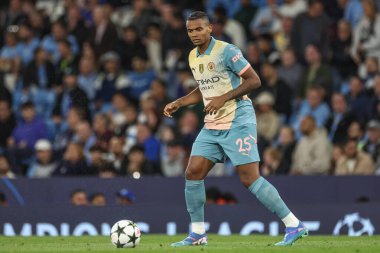 Manchester City 'den Manuel Akanji 18 Eylül 2024' te Etihad Stadyumu 'nda Manchester City ile Inter Milan arasında oynanan UEFA Şampiyonlar Ligi sahne maçında topla birlikte.