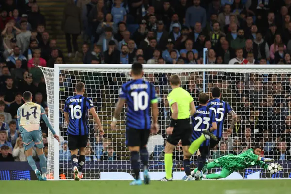 Inter Milan 'dan Yann Sommer, Manchester City ile Inter Milan arasındaki UEFA Şampiyonlar Ligi sahne maçı sırasında Manchester City' den Phil Foden 'dan 18 Eylül 2024' te Etihad Stadyumu 'nda şut kurtardı.
