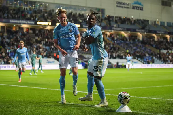 Coventry City 'den Brandon Thomas-Asante, 18 Eylül 2024' te Coventry Building Society Arena, Coventry, İngiltere 'de oynanan Coventry City-Tottenham Hotspur maçında 1-0 kazanma hedefini kutluyor.