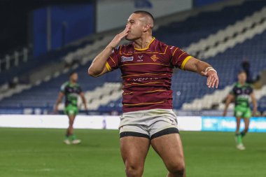 Huddersfield Giants takımından Tui Lolohea, 19 Eylül 2024 'te John Smith Stadyumu' nda oynanan 27. Betfred Süper Lig karşılaşmasında Huddersfield Giants ve Castleford Tigers maçını kutluyor.