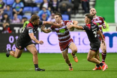 Wigan Warriors 'dan Jai Field, Salford Red Devils' den Joe Mellor 'ı 27. Betfred Süper Lig karşılaşmasında yendi. Wigan Warriors, Salford Red Devils' e karşı.