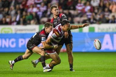 Wigan Warriors takımından Tyler Dupree, Salford Red Devils 'in 27. Betfred Süper Ligi karşılaşmasında Chris Atkin' in oynadığı Wigan Warriors - Salford Red Devils maçında topu yere düşürüyor.