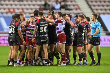 27. Betfred Süper Lig karşılaşmasında Wigan Warriors, Salford Red Devils 'e karşı oynadığı The Brick Community Stadyumu, Wigan, İngiltere' de 19 Eylül 2024 'te oynanan maçta her iki taraf arasında gerginlik alevlendi.