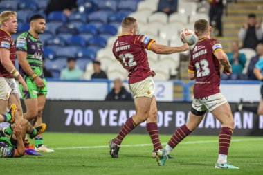Huddersfield Giants takımından Sam Hewitt, 19 Eylül 2024 'te John Smith Stadyumu' nda oynanan 27. Betfred Süper Lig karşılaşmasında Huddersfield Giants ve Castleford Tigers karşılaşmasını kutluyor.