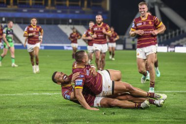 Huddersfield Giants takımından Tui Lolohea, 19 Eylül 2024 'te John Smith Stadyumu' nda oynanan 27. Betfred Süper Lig karşılaşmasında Huddersfield Giants ve Castleford Tigers maçını kutluyor.
