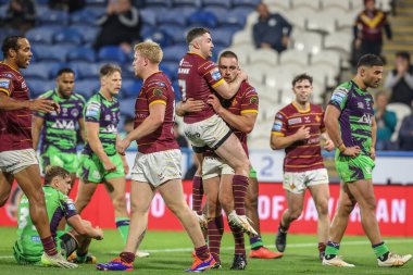 Huddersfield Giants takımından Sam Hewitt, 19 Eylül 2024 'te John Smith Stadyumu' nda oynanan 27. Betfred Süper Lig karşılaşmasında Huddersfield Giants ve Castleford Tigers karşılaşmasını kutluyor.