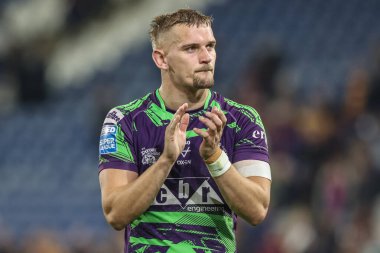 Castleford Tigers takımından Luke Hooley, 27 Eylül 2024 'te oynanan Betfred Süper Lig maçı sonrasında John Smith Stadyumu' nda Huddersfield Giants ve Castleford Tigers maçında deplasman taraftarlarını alkışlıyor.