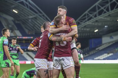 Huddersfield Giants takımından Harry Rushton, 19 Eylül 2024 'te John Smith Stadyumu' nda oynanan 27. Betfred Süper Lig karşılaşmasında Huddersfield Giants ve Castleford Tigers maçını kutluyor.