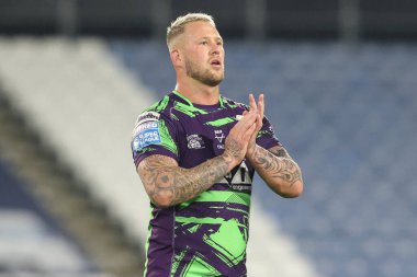 Castleford Tigers takımından Joe Westerman, 27 Eylül 2024 'te oynanan Betfred Süper Lig karşılaşması sonrasında John Smith Stadyumu' nda Huddersfield Giants ve Castleford Tigers maçında deplasman taraftarlarını alkışlıyor.