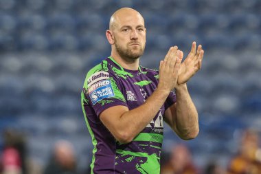 Castleford Tigers takımından Liam Watts, 27 Eylül 2024 'te oynanan Betfred Süper Lig karşılaşması sonrasında John Smith Stadyumu, Huddersfield, Birleşik Krallık' ta oynanan Huddersfield Giants - Castleford Tigers maçında deplasman taraftarlarını alkışlıyor.