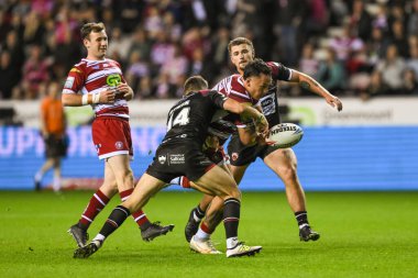 Wigan Warriors takımından Tyler Dupree, Salford Red Devils 'in 27. Betfred Süper Ligi karşılaşmasında Chris Atkin' in oynadığı Wigan Warriors - Salford Red Devils maçında topu yere düşürüyor.