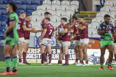 Huddersfield Giants takımından Aidan McGowan, 19 Eylül 2024 'te John Smith Stadyumu' nda oynanan 27. Betfred Süper Lig karşılaşmasında Huddersfield Giants ve Castleford Tigers maçını kutluyor.